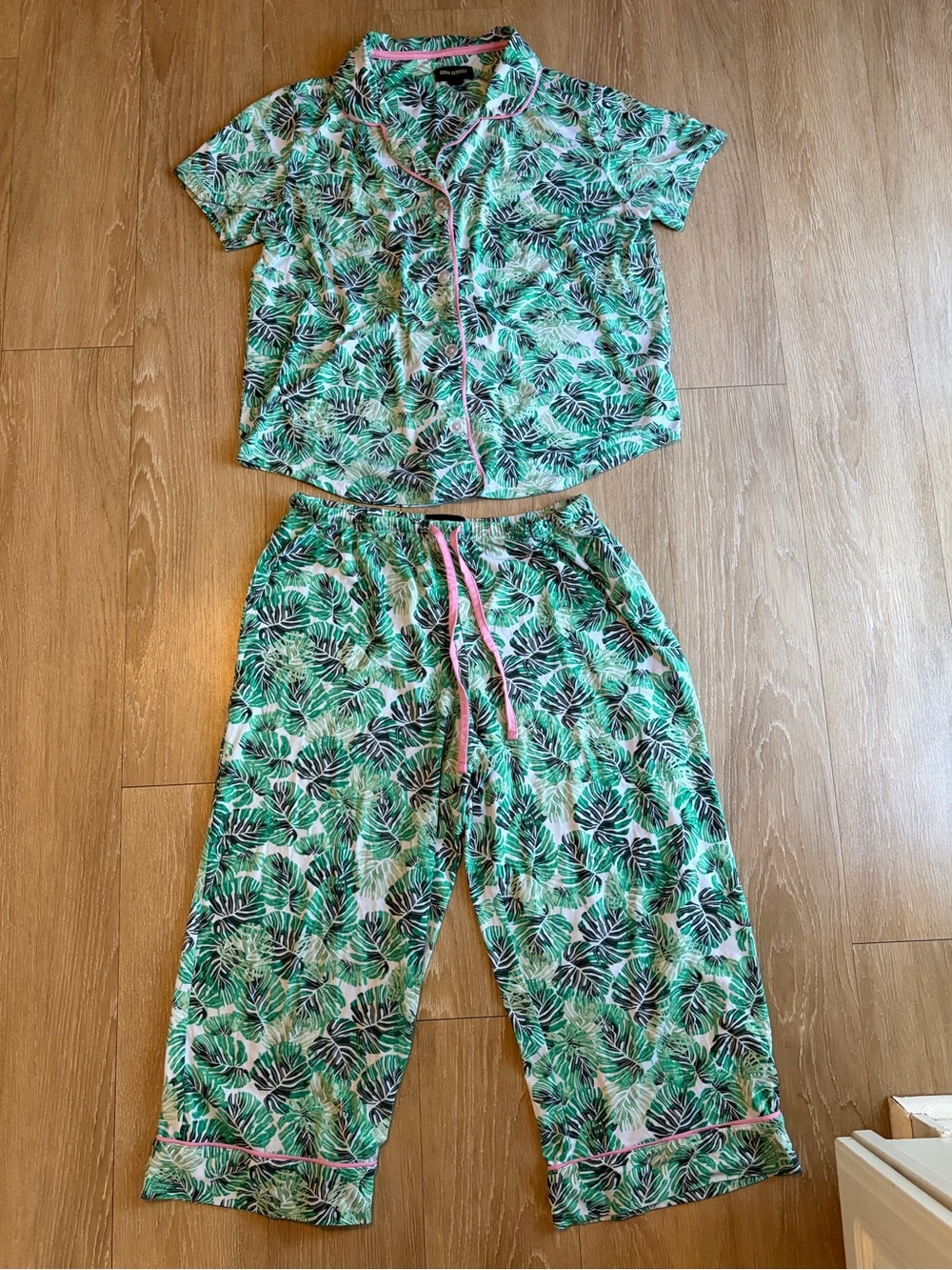 Tropical Green Leaf-Print Short-Sleeve & Capris Pajama Set - Picture 2 of 16
